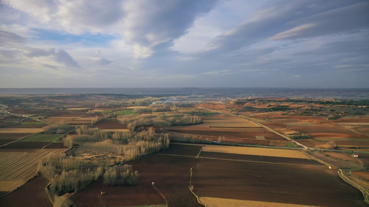 从空中俯瞰卡斯蒂利亚拉曼查的风车和田野视频下载