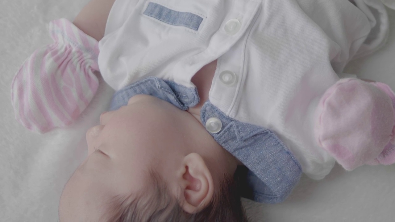 可爱的亚洲新生儿在睡觉。视频下载