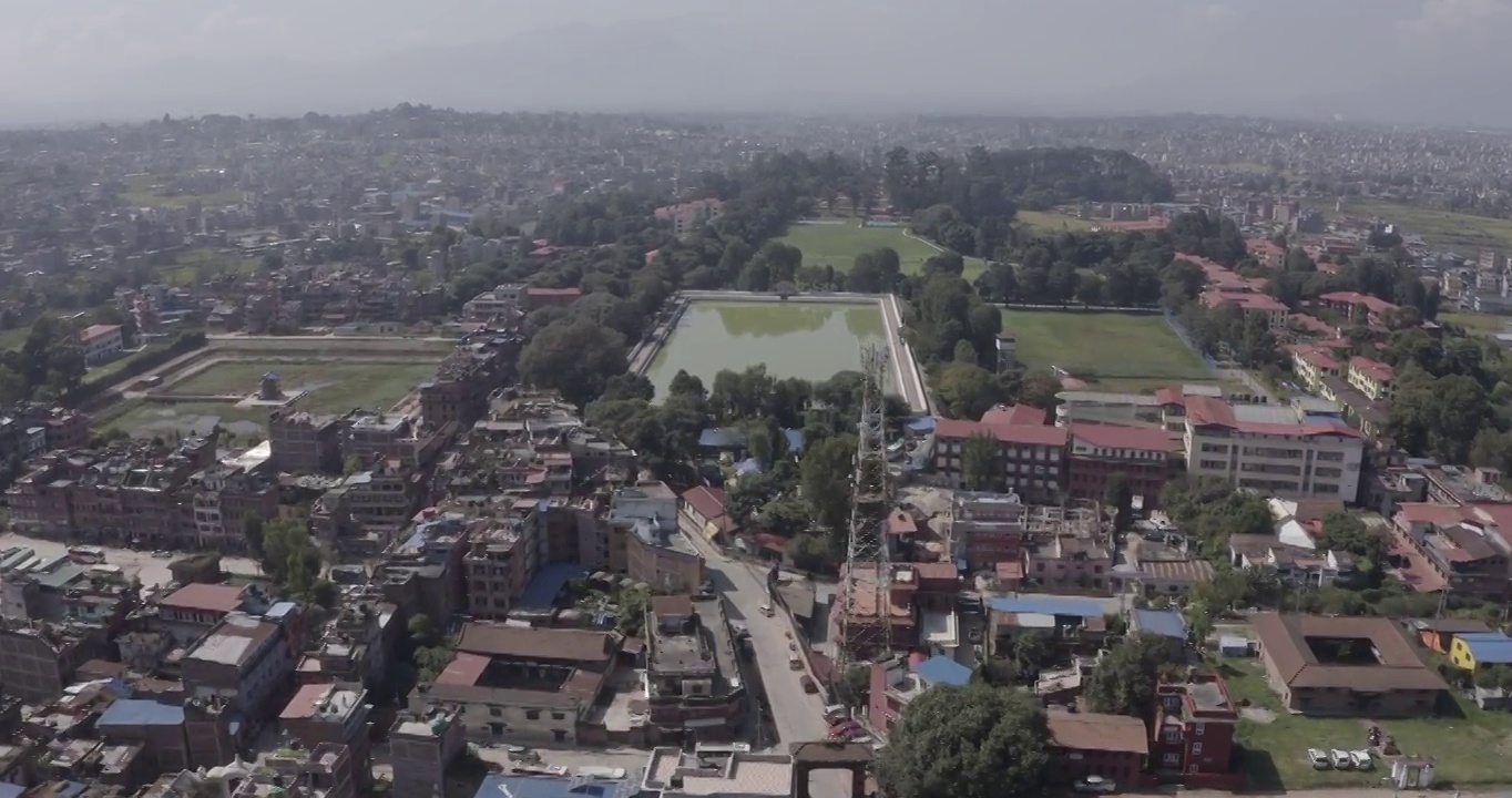 白天，航拍视频飞向尼泊尔巴德岗的Siddha Pokhara浴盆视频下载