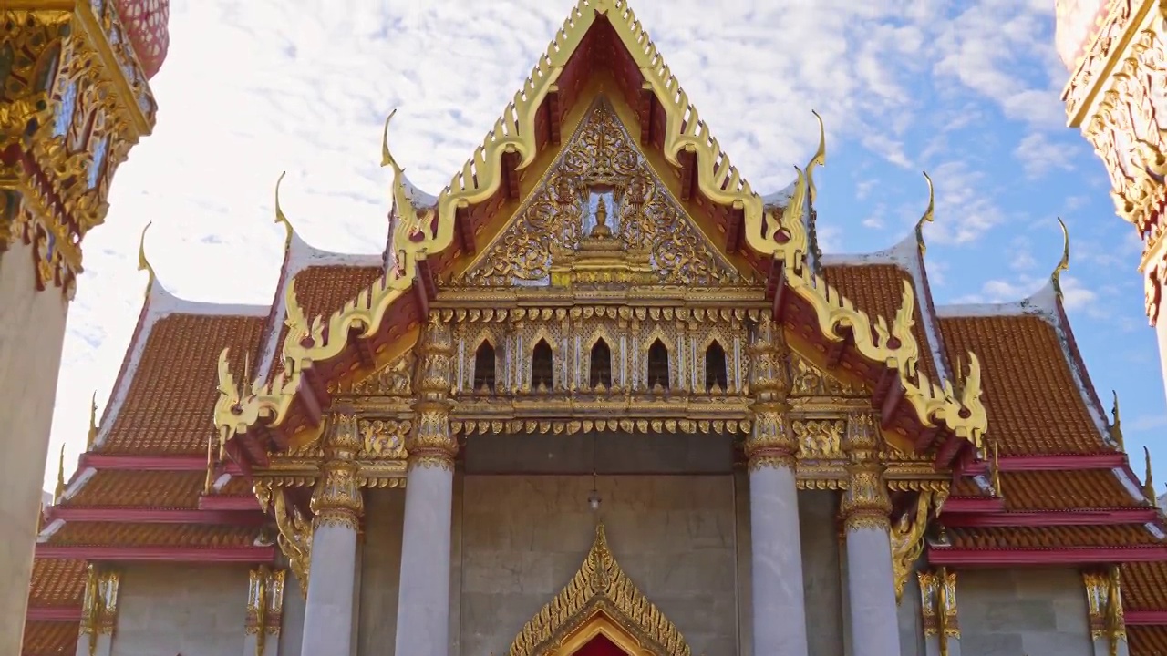 清晨的本查马波佛寺或大理石寺庙。泰国曼谷的标志性旅游目的地。视频素材