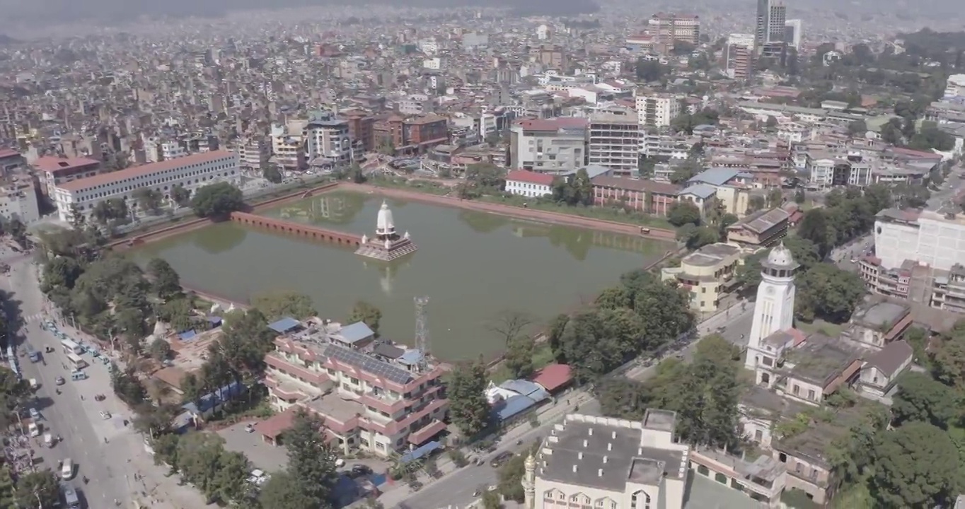 航拍视频在尼泊尔加德满都的Rani Pokhara池塘附近飞行视频下载