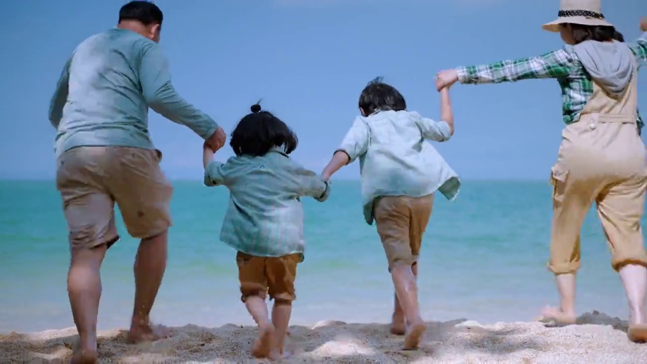 亚洲家庭都在海滩上开心地调侃度假的放松，家庭关系的概念，旅游，放松。视频素材