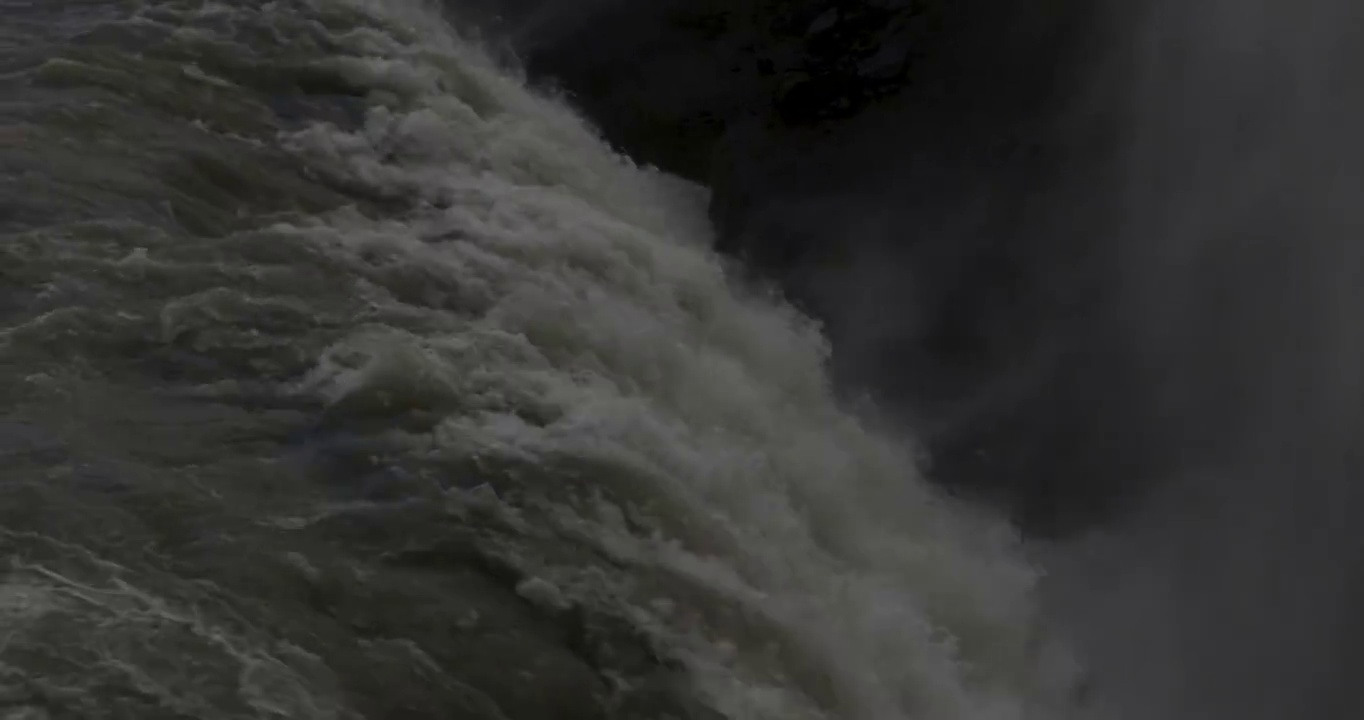 视频显示水从Gullfoss瀑布的边缘倾泻而下，Hvítá河，冰岛视频素材
