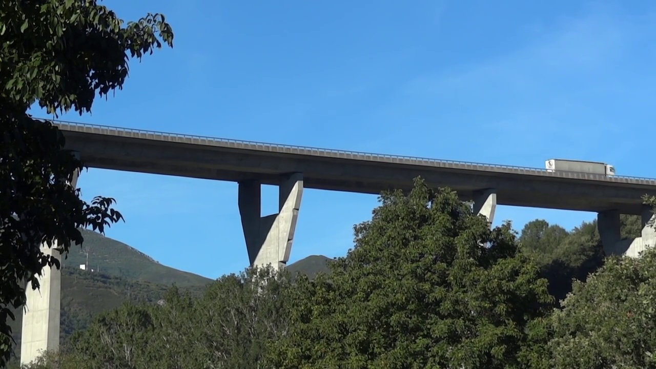 重型卡车驶过建在很高的公路桥视频素材