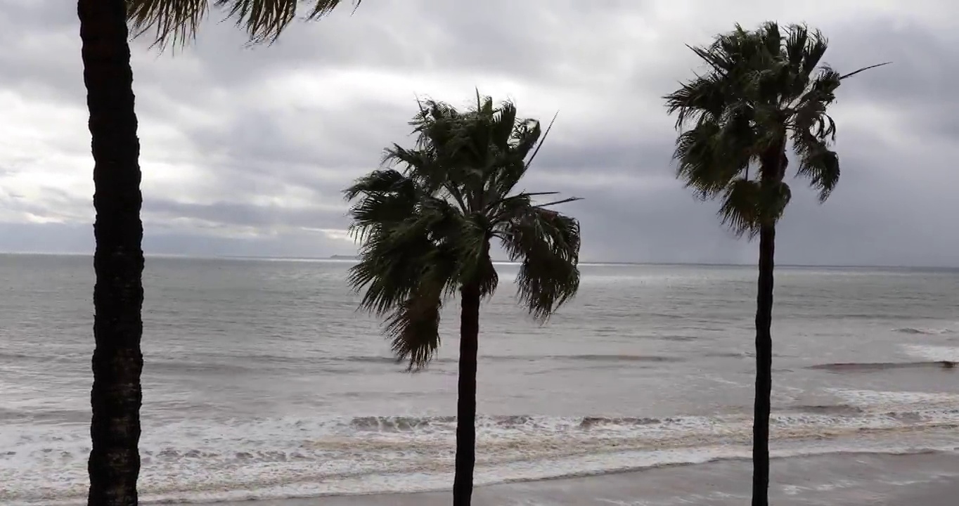 在暴风雨的日子里提高了海浪的视野视频下载