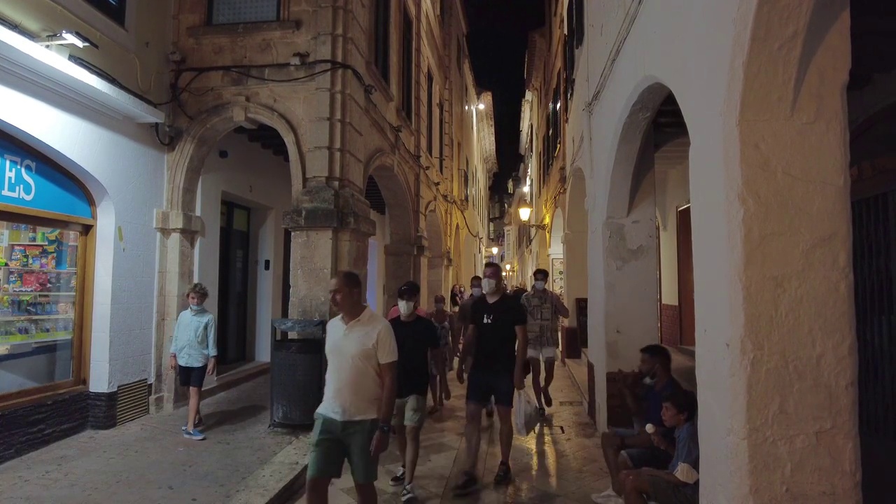 一个夏日的傍晚，一个城市的街道上的人们视频下载