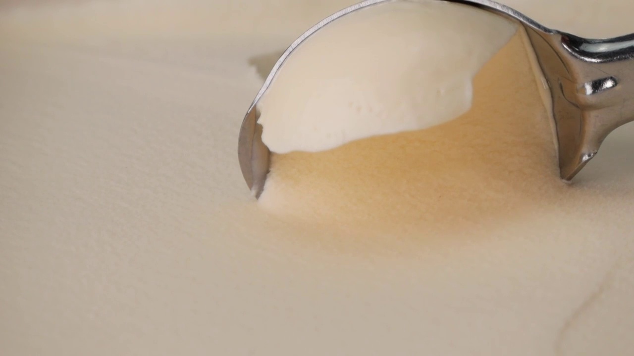 用勺子舀一勺香草冰淇淋。视频素材