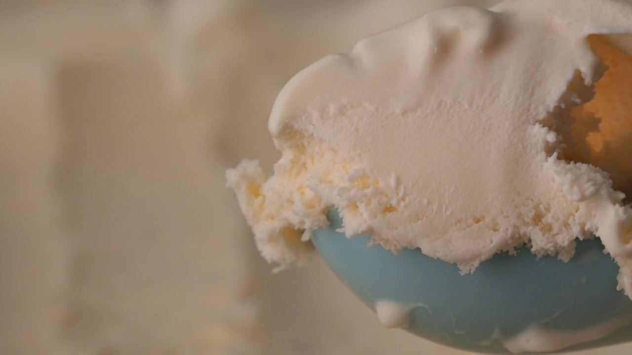 用蓝勺舀香草冰淇淋。视频素材