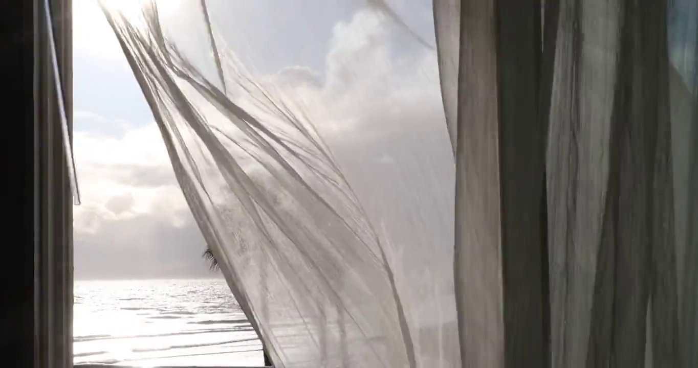 透过窗帘的门可以看到远处的大海视频下载