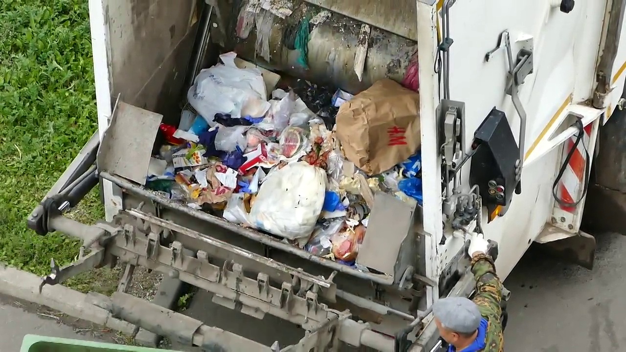 2021年9月9日，莫斯科，居民区混合家庭垃圾清理视频素材
