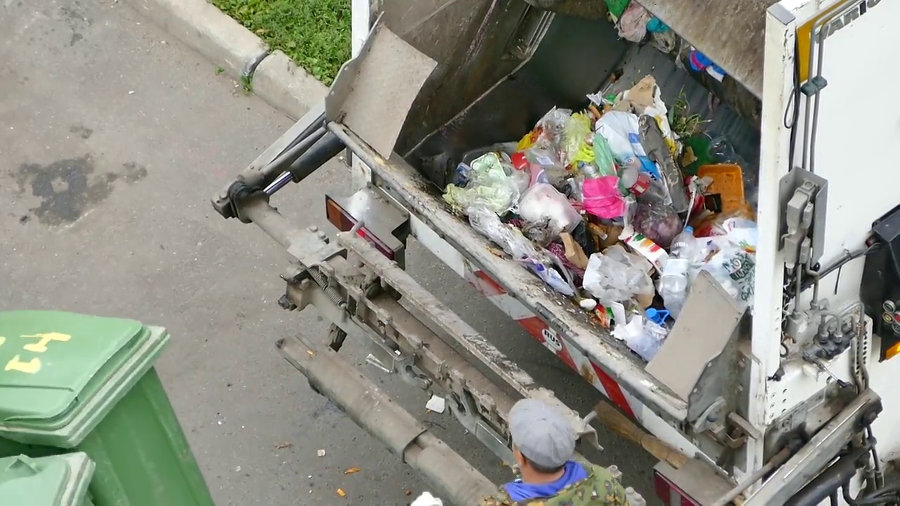 2021年9月14日，莫斯科，工人在操作垃圾车收集混合垃圾视频素材