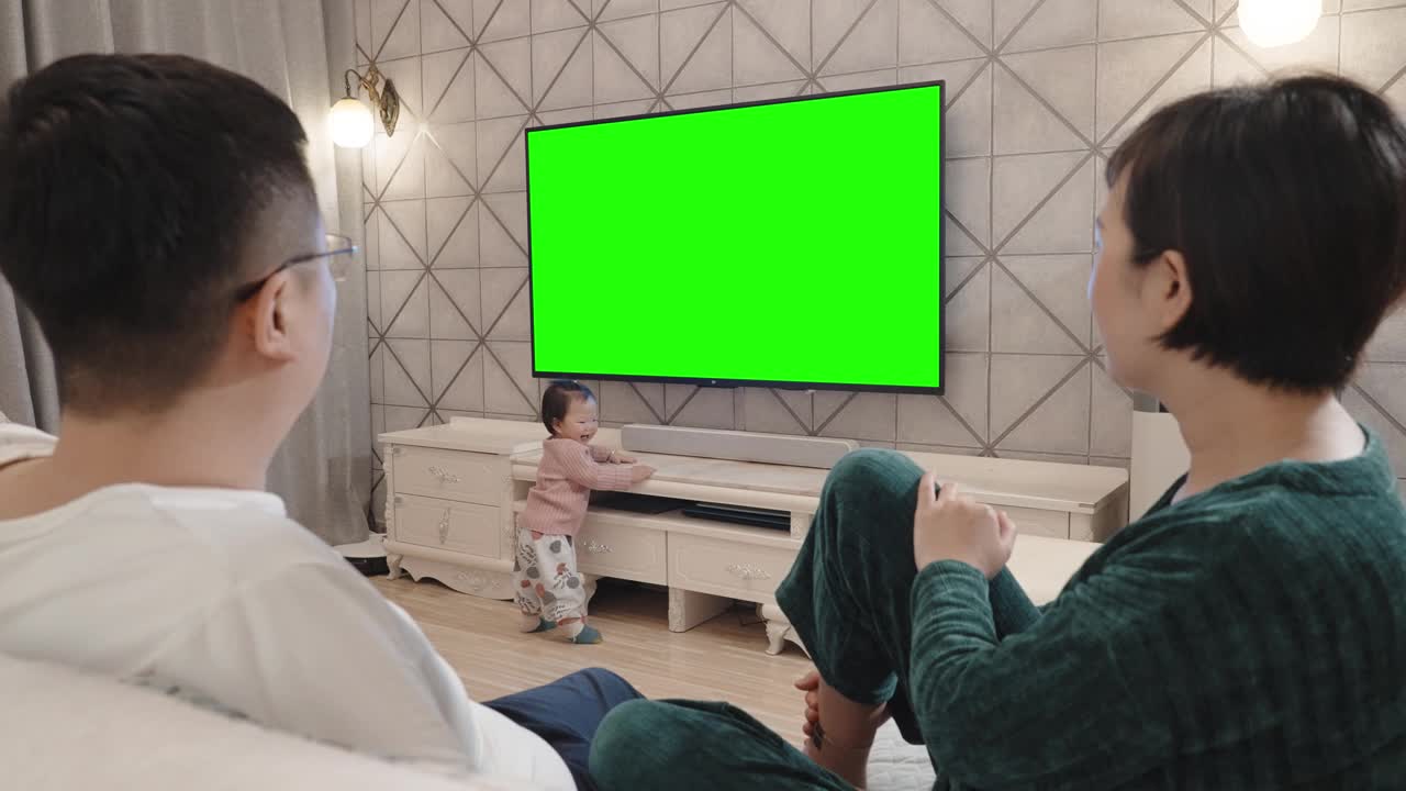 用绿色屏幕看电视视频素材