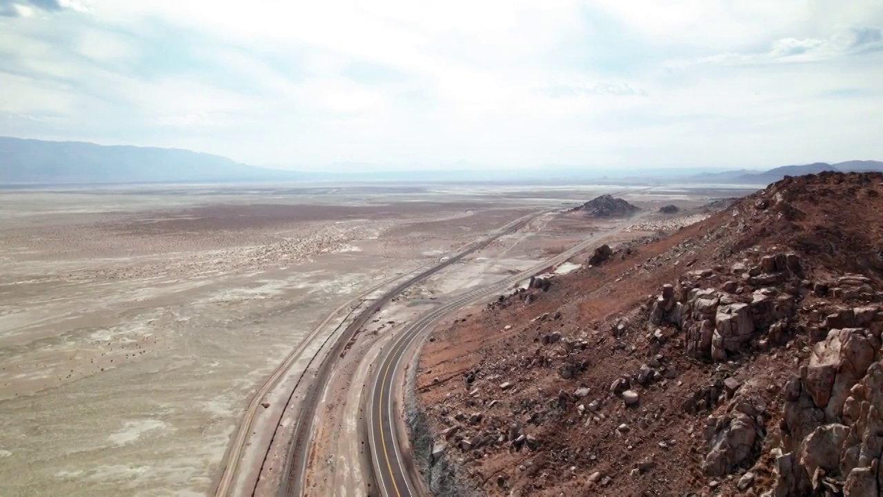 沙漠中的公路视频素材