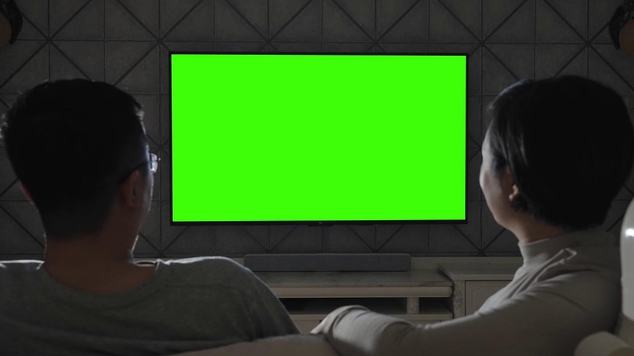 用绿色屏幕看电视视频素材