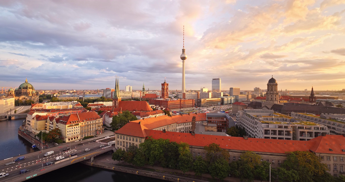 柏林夏季日出与云，太阳和交通天际线视频下载