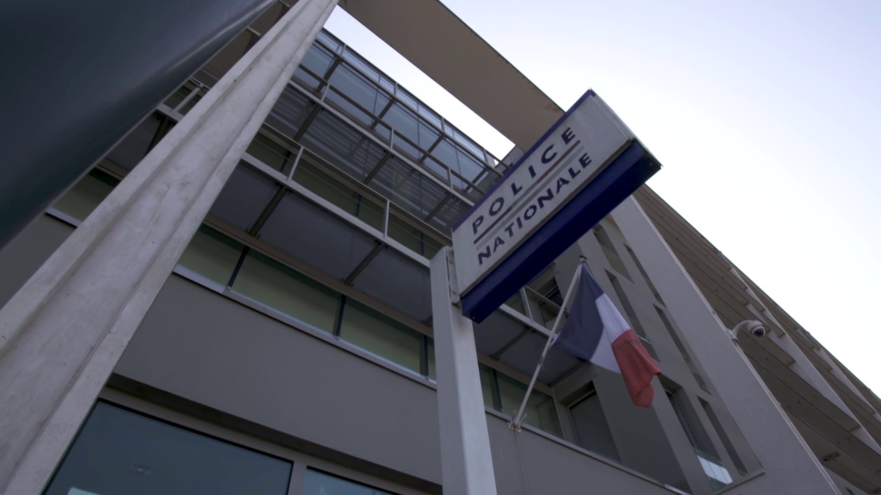 法国警察局入口处悬挂法国国旗视频下载