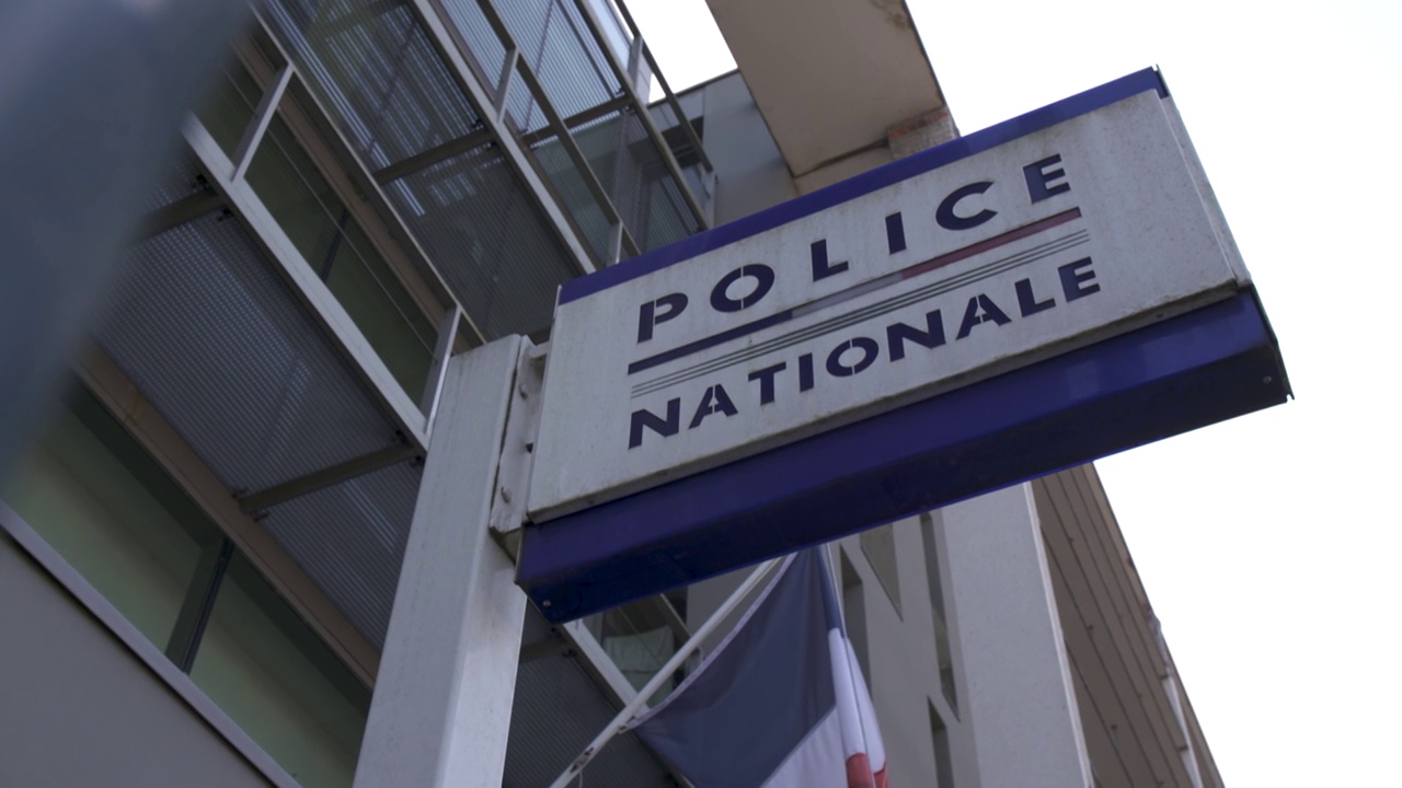 法国警察局，警察国家标志和法国国旗视频下载