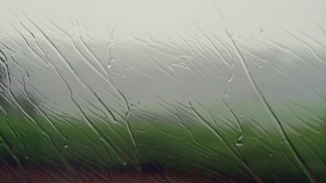 雨中行驶时，水从车窗流下来视频下载