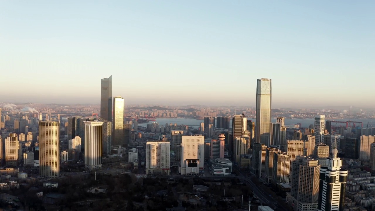 清晨城市天际线的航拍图视频素材