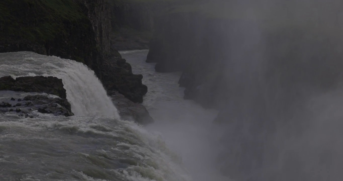 慢动作视频显示水涌入Gullfoss瀑布的峡谷，Hvítá河，冰岛视频素材