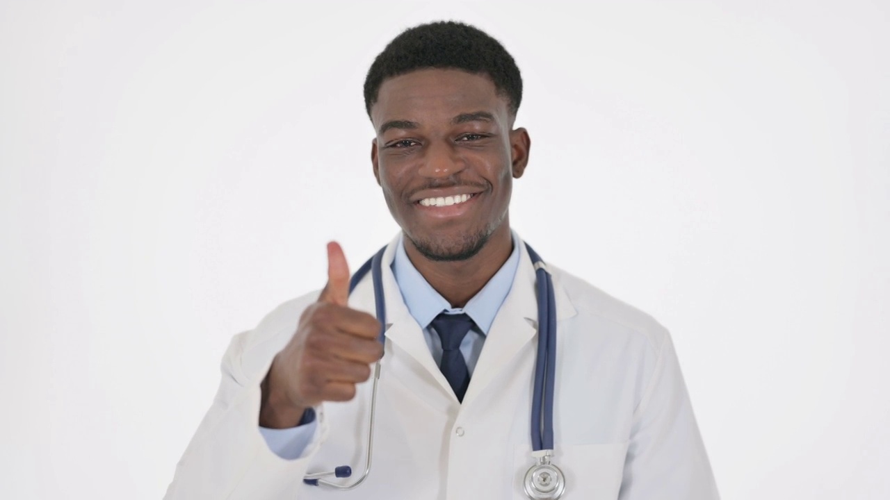 非洲医生在白色背景上竖起大拇指视频素材