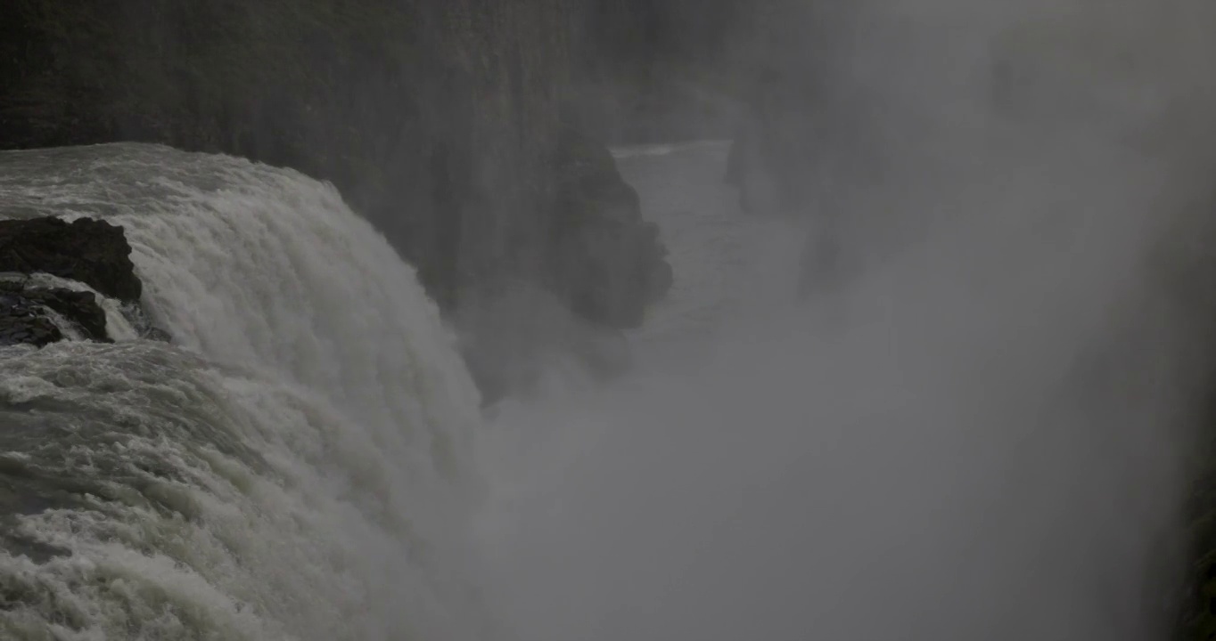 慢动作视频显示Gullfoss瀑布的浪花，Hvítá河，冰岛视频素材