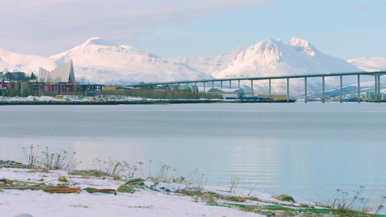 特罗姆瑟北极大教堂和大桥的电影宽镜头视频素材