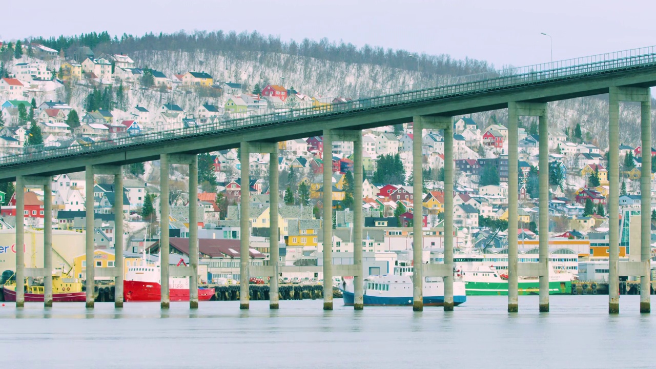 俯拍特罗姆瑟桥和一艘从桥下驶过的船视频下载