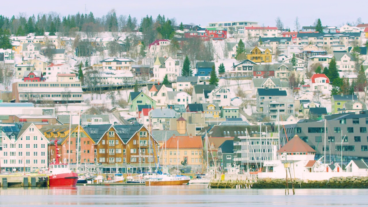 挪威特罗姆瑟美丽的房屋和港口视频下载