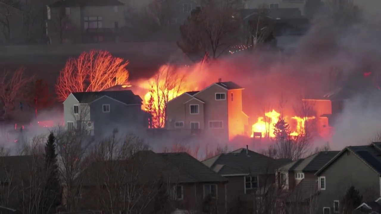 世界末日的野火烧毁了科罗拉多州博尔德市马歇尔市的高级住宅视频下载