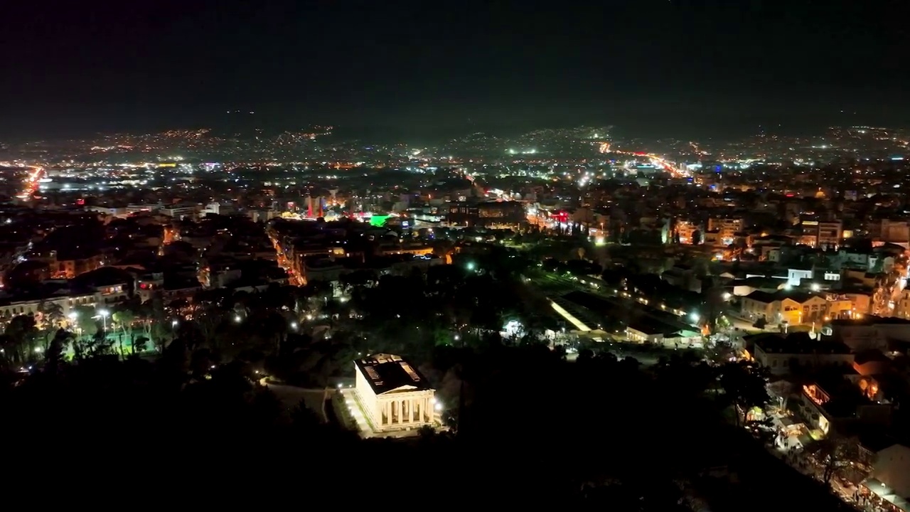 希腊雅典赫菲斯托斯神庙的夜景航拍视频素材