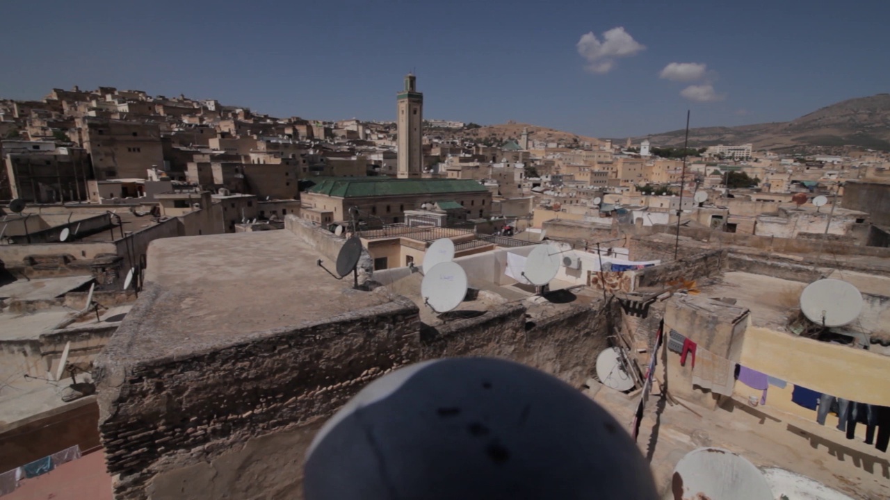 在斋月日出时，非斯城市生活方式的全景Qarawīyīn非斯清真寺和大学，摩洛哥，精神上的中世纪历史城市视频下载