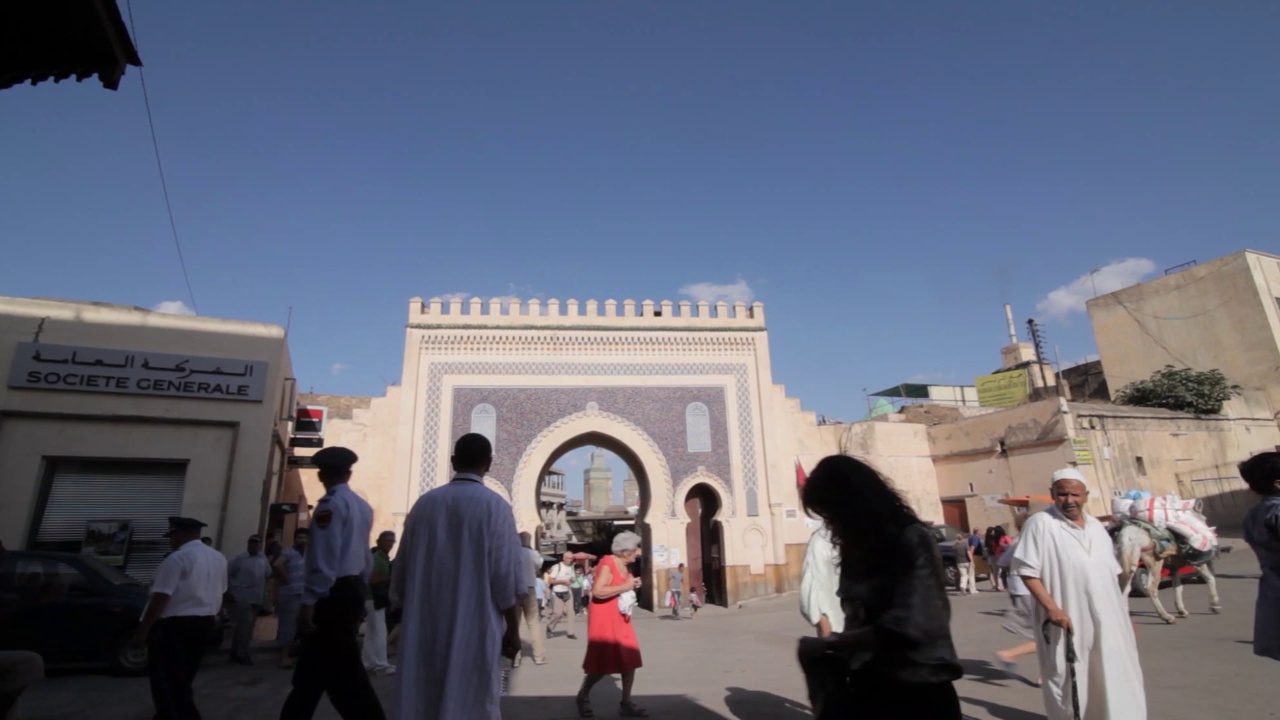 全景的非斯城市生活方式在斋月日出Qarawīyīn清真寺和大学，非斯，摩洛哥，中世纪的精神历史城市视频下载