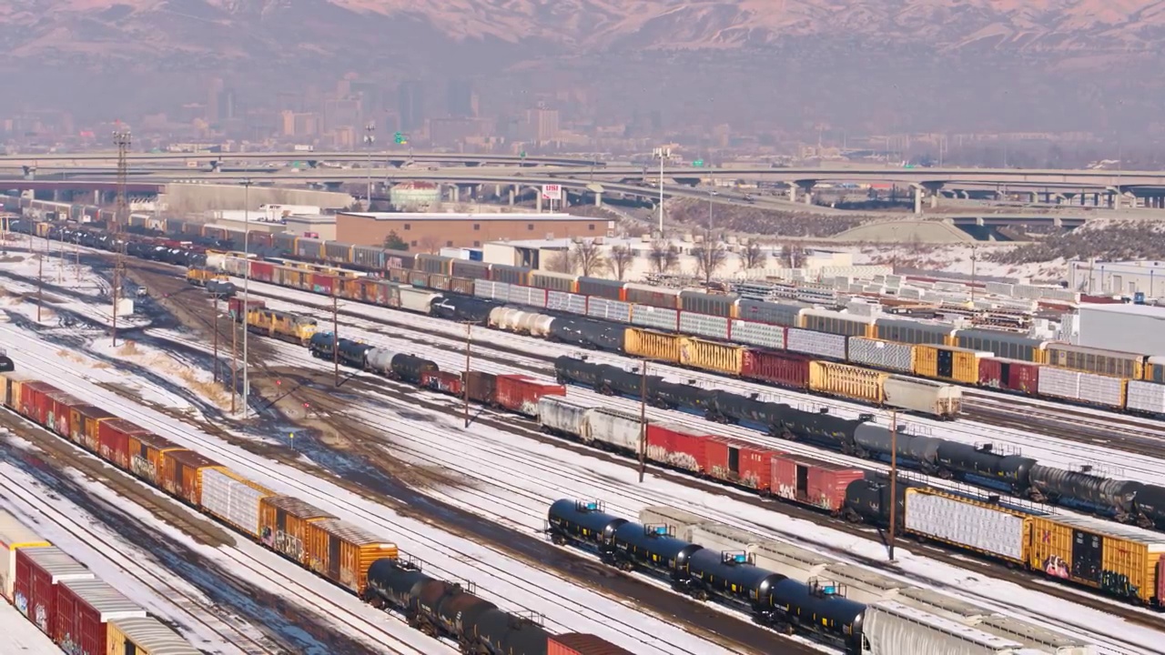 盐湖城附近交换场的货运列车——空中视频下载