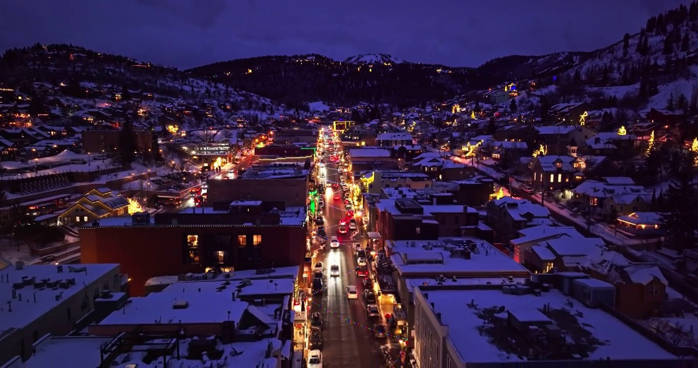 无人机拍摄的主要街道在公园城市，犹他州在一个雪夜视频素材