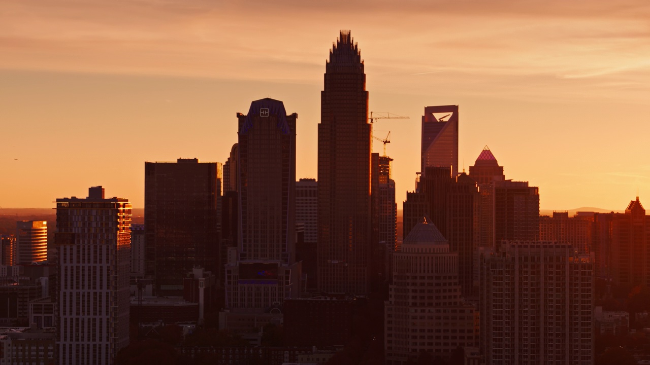 夏洛特中心的摩天大楼在夕阳的映衬下。——空中视频素材