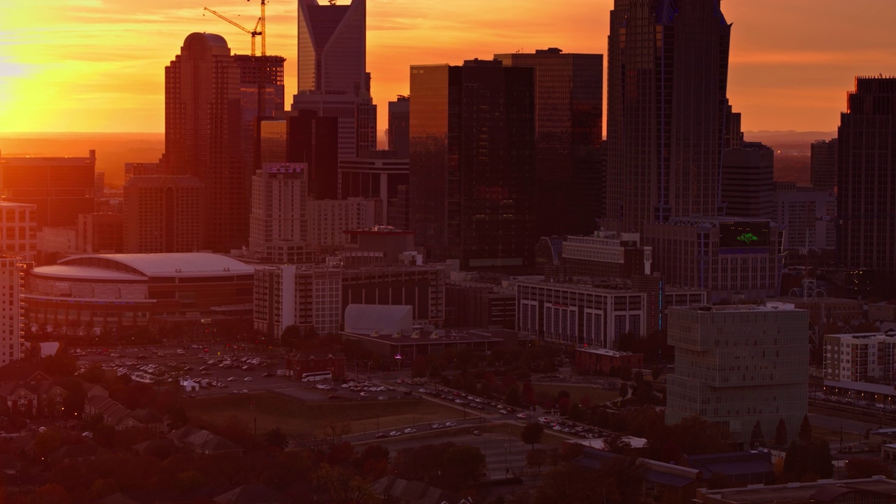 无人机拍摄的北卡夏洛特的夕阳视频素材