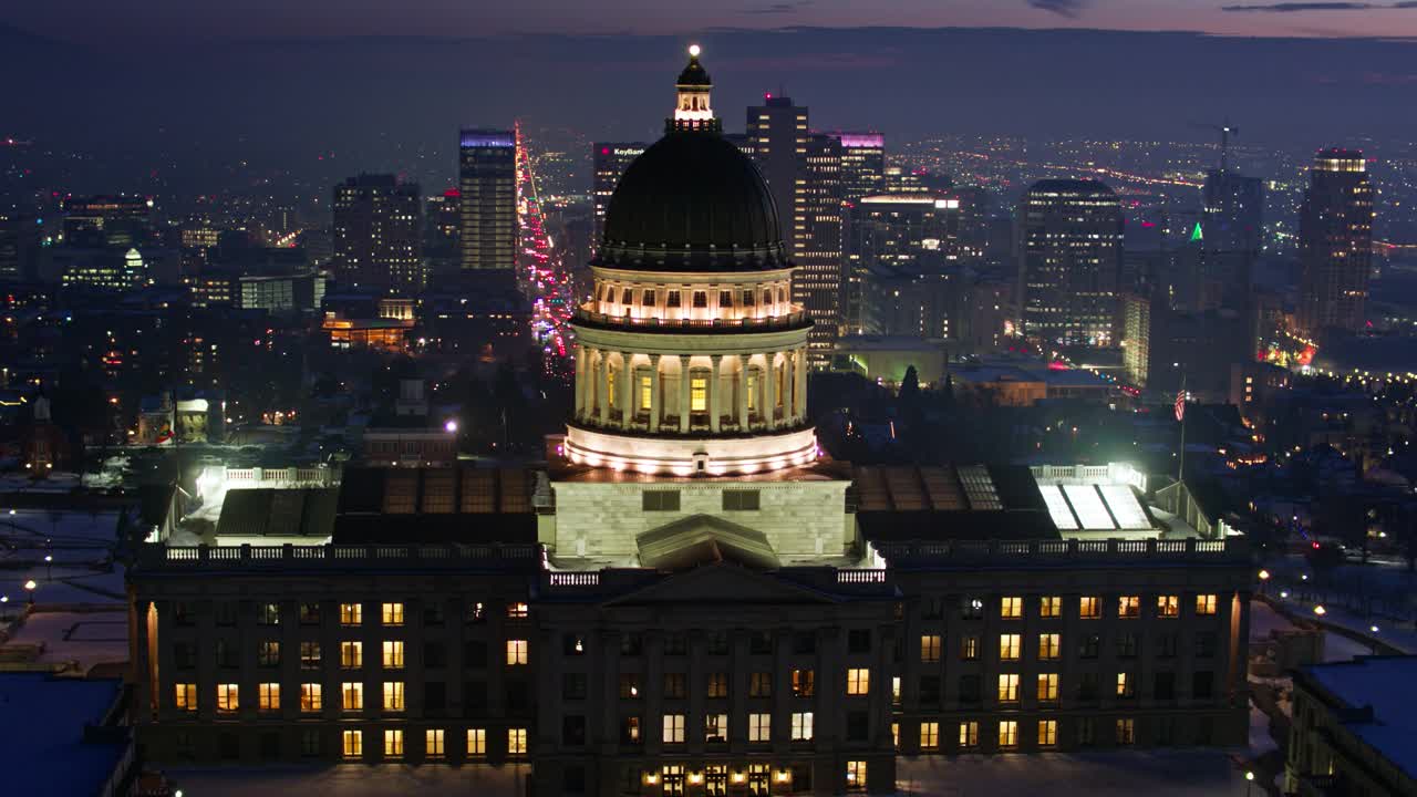 犹他州州议会大厦和盐湖城市中心的黄昏无人机拍摄视频素材