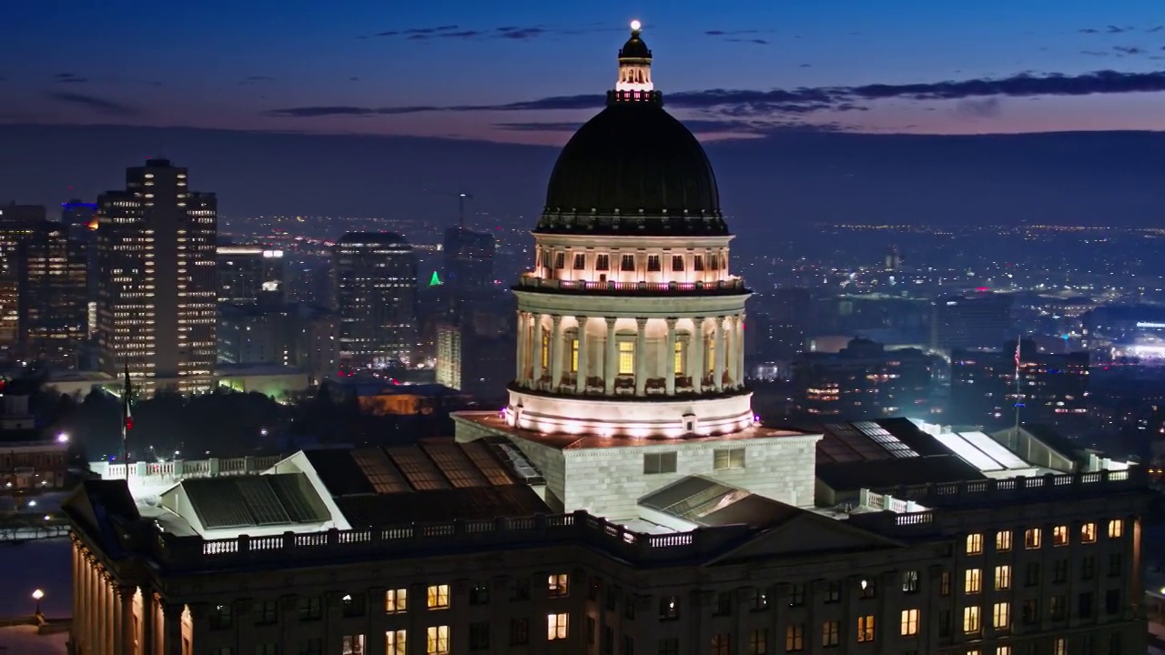 犹他州国会大厦后面的彩色冬季日落-空中视频素材