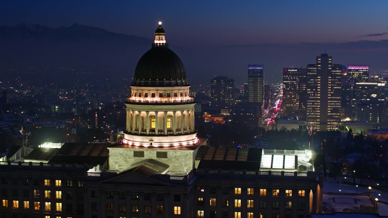 黄昏时分，无人机飞过犹他州国会大厦圆顶视频素材