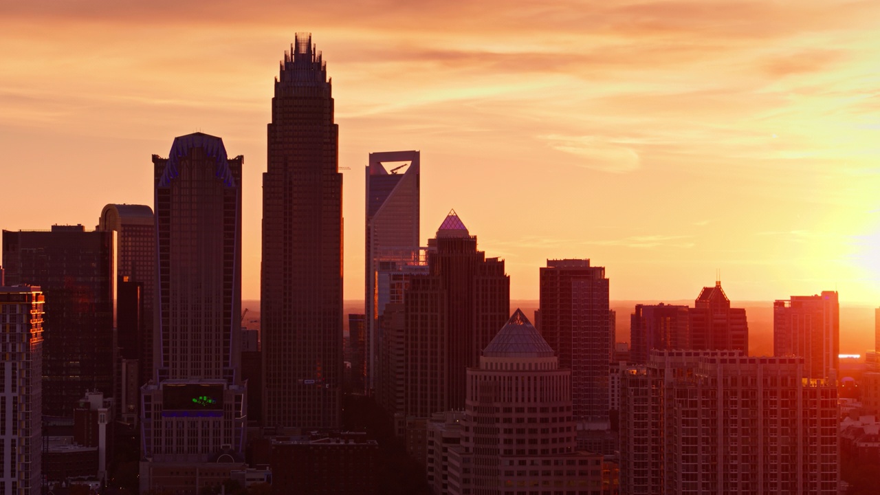 日落时分，无人机飞向上城夏洛特摩天大楼视频素材