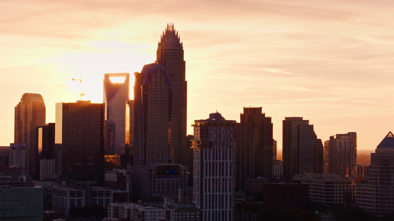 夕阳照耀在夏洛特的建筑之间，北卡罗来纳州-空中视频素材