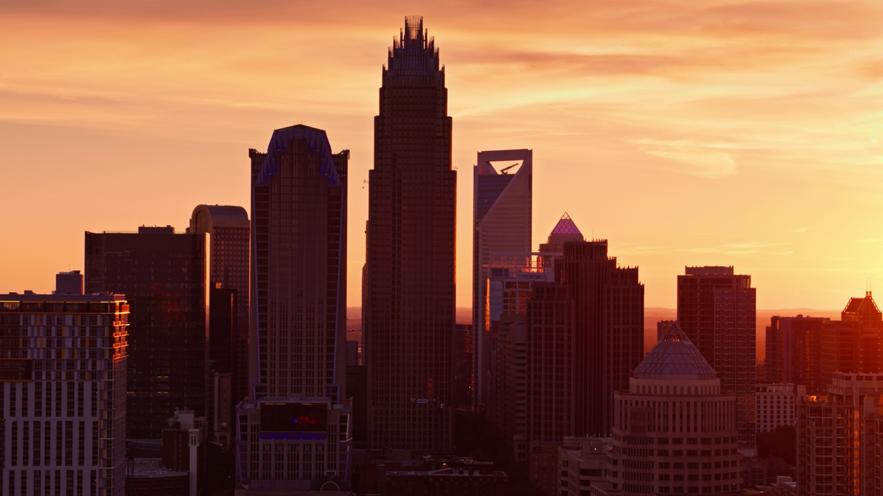 移动无人机拍摄的夏洛特地平线揭示夕阳视频素材