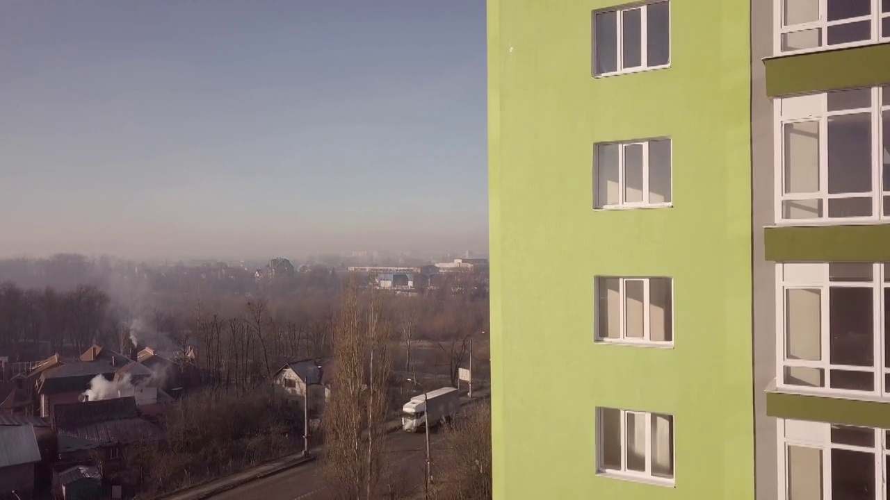 空中拍摄到一幢有很多窗户和阳台的高层住宅楼。视频素材