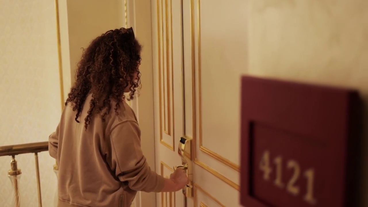一个年轻的卷发女人用电子钥匙卡打开了他的酒店房间的门视频下载