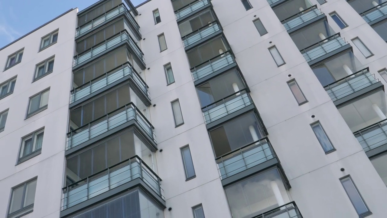 芬兰赫尔辛基的一座玻璃公寓大楼的窗户视频素材