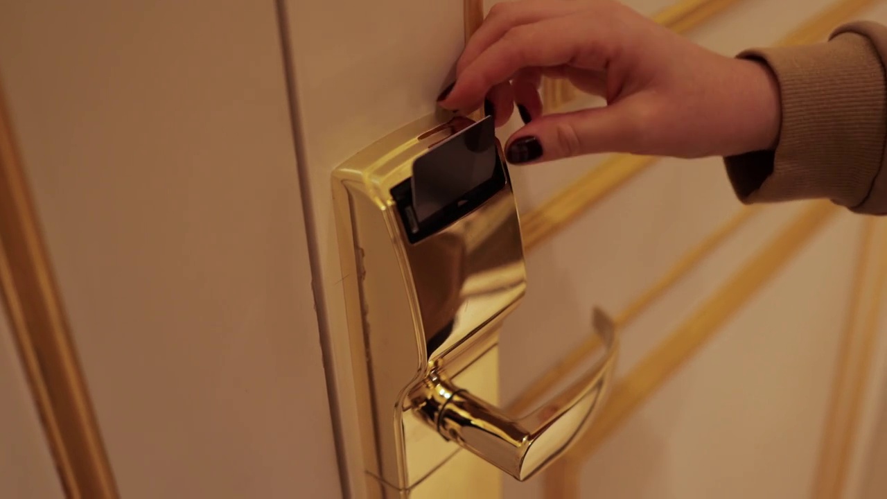 一个年轻的卷发女人用电子钥匙卡打开了他的酒店房间的门视频下载
