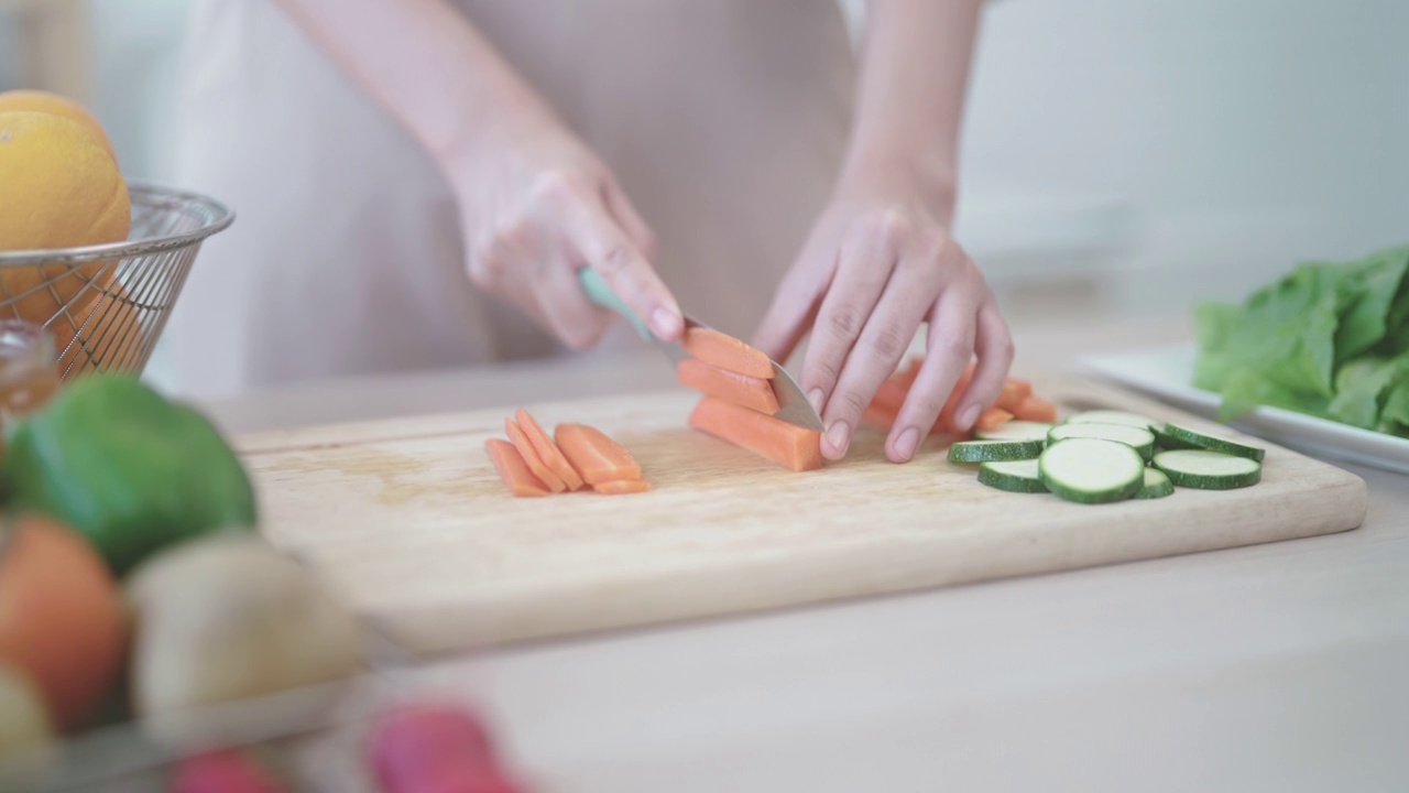 女性用手切菜的特写视频素材