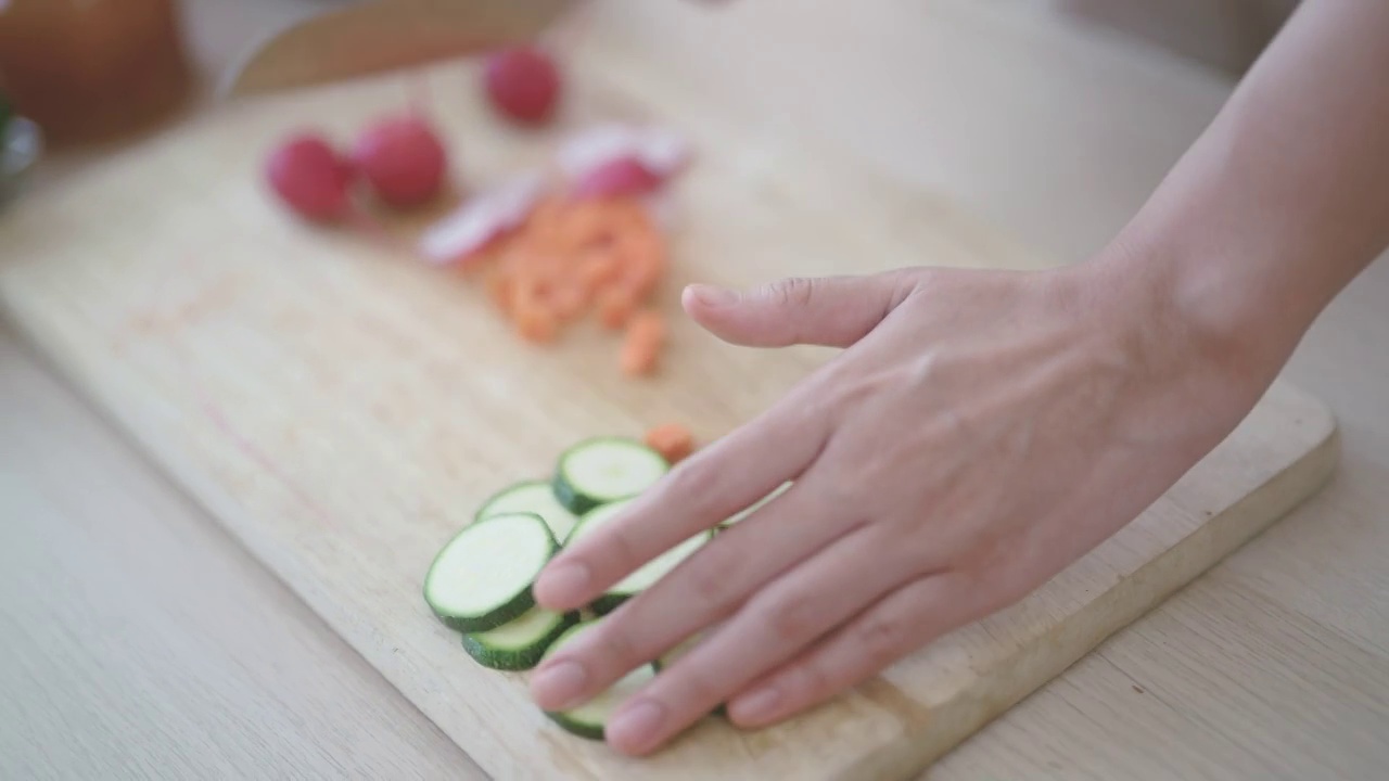 女性用手切菜的特写视频素材