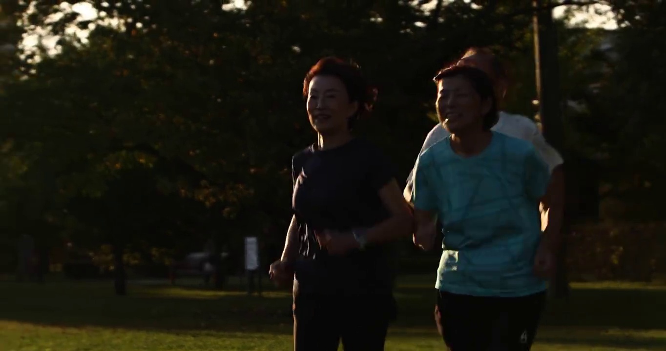 一个高年级学生晚上在公园里跑步视频下载